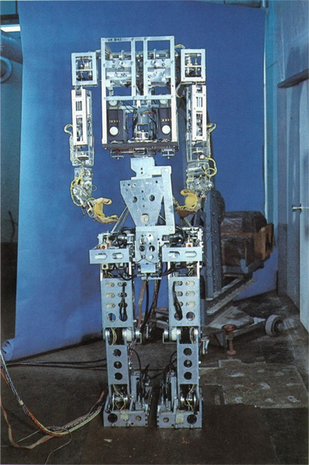WABOT-1. Взято с сайта Humanoid Robotics Institute, Waseda University. Глядя на сабж у меня возникло подозрение, что его собирали из моего любимого детского набора "Советский металлический конструктор № 1".)     